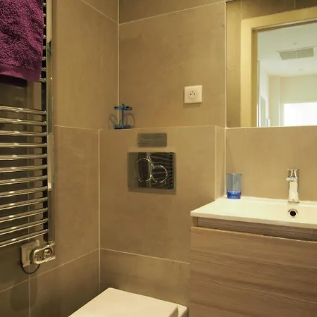 Centre - With Balcony And Stunning Sea View! *