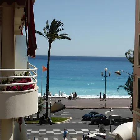Apartment Centre - With Balcony And Stunning Sea View!