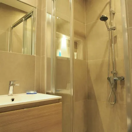 Apartment Centre - With Balcony And Stunning Sea View!