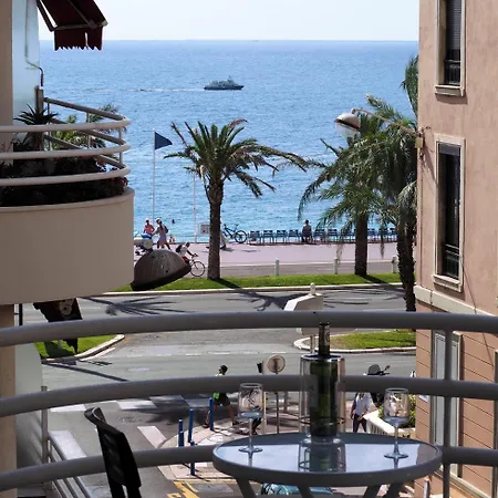 Apartment Centre - With Balcony And Stunning Sea View! *