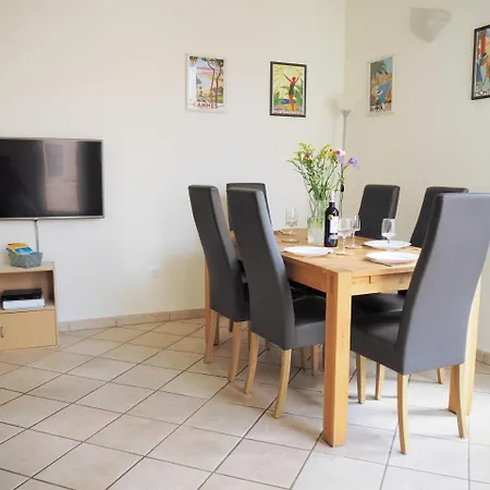 Centre - With Balcony And Stunning Sea View! דירה *