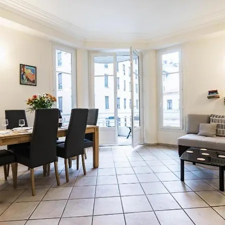 Centre - With Balcony And Stunning Sea View! דירה ניס