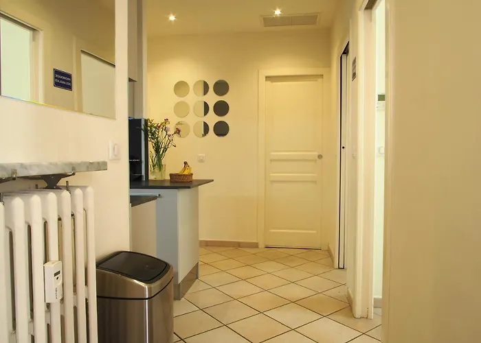 Apartment Centre - With Balcony And Stunning Sea View!