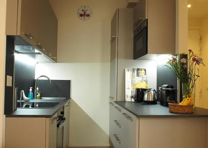Apartment Centre - With Balcony And Stunning Sea View!